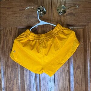 Lululemon gold hotty hot 2.5” LR shorts